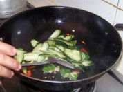 木耳鸡蛋炒黄瓜的做法步骤5