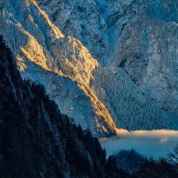 美美美！四川田湾河冬雪已至秋未尽 彩林与雪山交相辉映