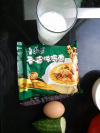 牛奶煮方便面的做法步骤1