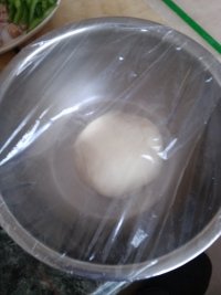蘑菇火腿番茄披萨的做法步骤6