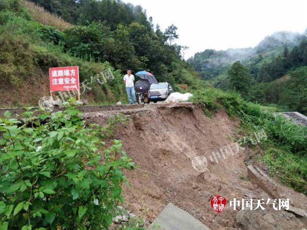 强降雨致贵州平塘县洪涝灾害道路损毁 未来三天雨势不减
