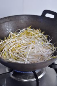 清炒绿豆芽的做法步骤6