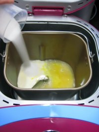 鲜奶油蛋黄土司的做法步骤2