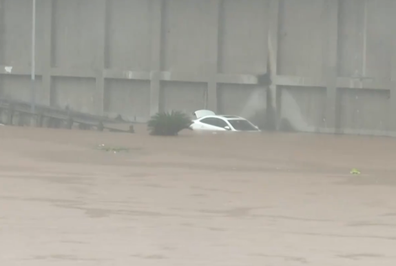 暴雨席卷重庆6个区县  荣昌濑溪河水位超警戒线