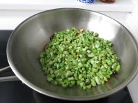 橄榄菜炒豆角段的做法步骤4
