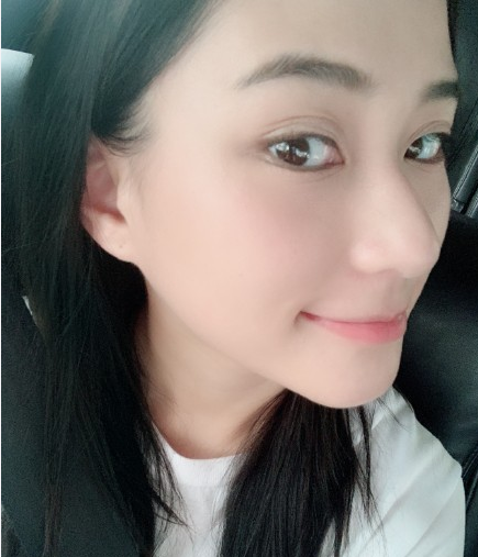 何超莲为窦骁染黑发是怎么回事 何超莲染黑发只因窦骁喜欢黑长直