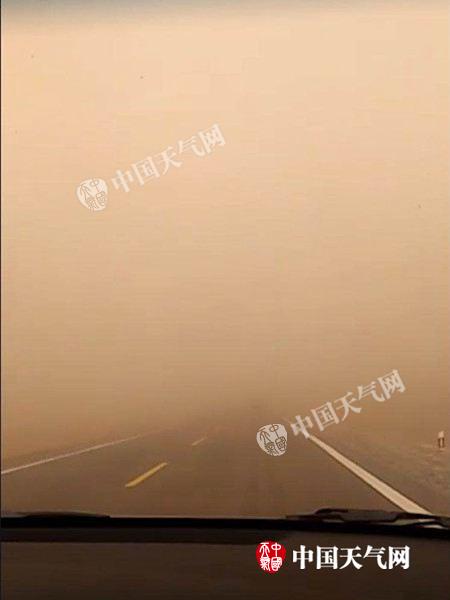 内蒙古锡林郭勒大风沙尘遮天蔽日 局地能见度不足1公里