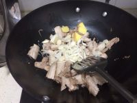 青椒炒回锅肉的做法步骤3