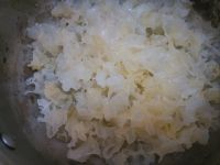 冰糖莲子银耳羹的做法步骤2