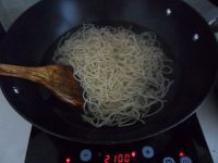 洋葱火腿炒面的做法步骤4