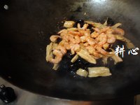 木耳腐竹炒虾仁的做法步骤13