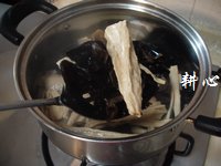 木耳腐竹炒虾仁的做法步骤3