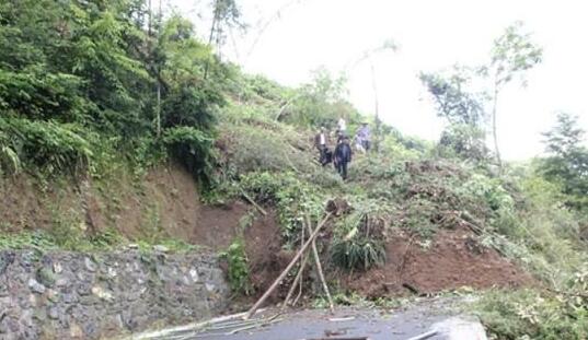 常德石门省道S522线发生山体滑坡 所幸未造成人员伤亡