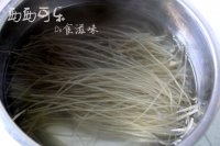 黑豆芽炒粉条的做法步骤4