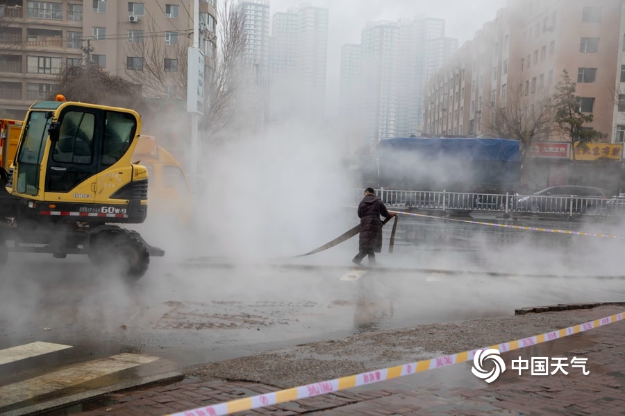 吉林柴草市供热管道爆裂 工作人员冒雨抢修