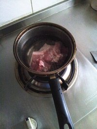 酸菜氽白肉的做法步骤1