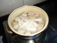 鱼蛋肉饼粿条汤的做法步骤5