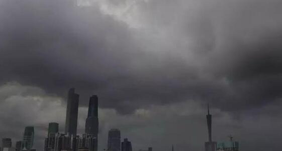 东莞惊现“龙吸水”景象场面壮观 龙吸水是什么意思