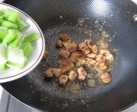 松子沙茶肉丁的做法步骤5