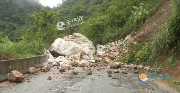 受暴雨天气影响 广西河池多条路段发生塌方