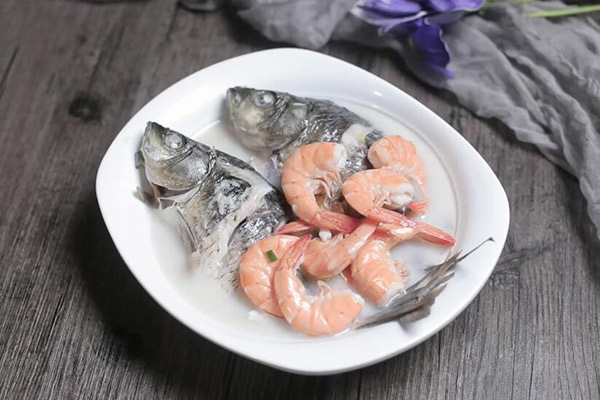 鲫鱼鲜虾汤的做法 鲫鱼鲜虾汤的家常做法