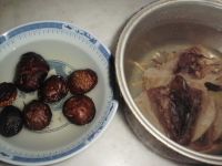 香菇墨鱼炖粉丝的做法步骤1