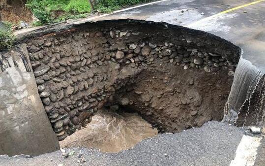 四川冕宁多条通道路基被洪水冲断 交警提醒请驾驶员不要前往