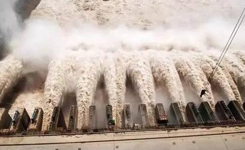 长汉江水位持续上涨 目前汛期稳定武汉48座水库正常溢洪