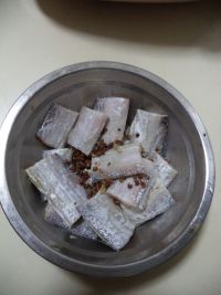 椒盐干煎带鱼的做法步骤1