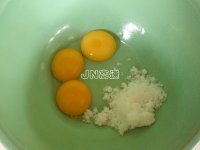 鲜山楂蛋糕卷的做法步骤1