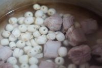 莲子炖排骨的做法步骤6