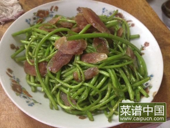 藜蒿炒香肠