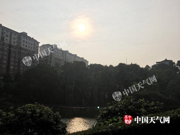 湖南近期晴多雨少 “霜降”到来注意保暖