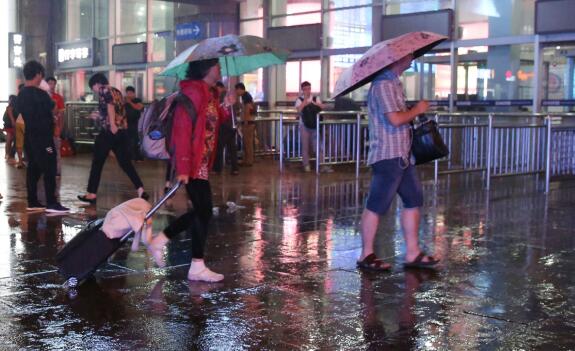 西南地区暴雨肆虐普遍30℃以下 华北黄淮等地有阵雨或雷阵雨