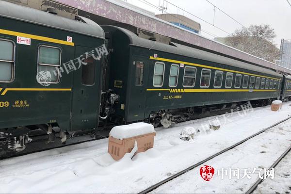 湖北再遭雨雪大风降温天气 多条高速被管制交通受阻
