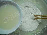 腊味茄肉水煎包的做法步骤1