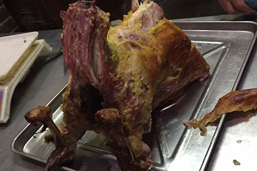 吐鲁番烤全羊去哪吃 吐鲁番最好吃的烤全羊推荐