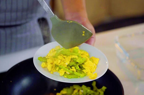  苦瓜炒蛋的做法 苦瓜可以炒蛋吃吗