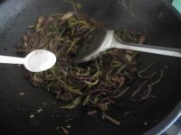 五花肉炒蕨菜的做法步骤10