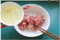 荠菜豆干猪肉包子的做法步骤5