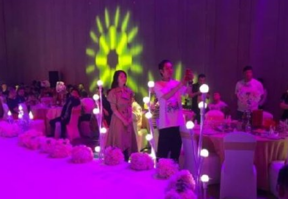 张丹峰洪欣合体参加婚礼是怎么回事 夫妻甜蜜现身破出轨传闻