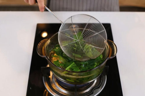 枸杞菠菜猪肝汤的做法 家常枸杞菠菜猪肝汤怎么做