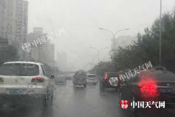 北京雨雾影响早高峰 今有中雨气温将降至15℃寒意浓