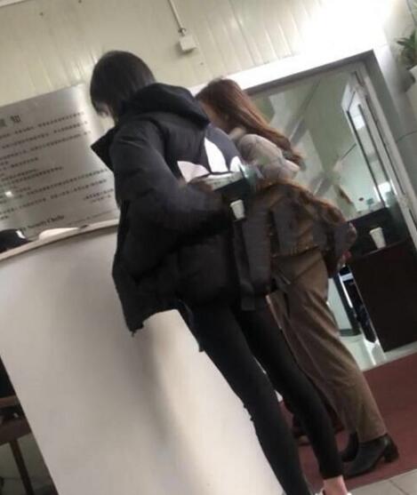 郑爽现身法院是怎么回事 郑爽疑起诉张恒是什么情况