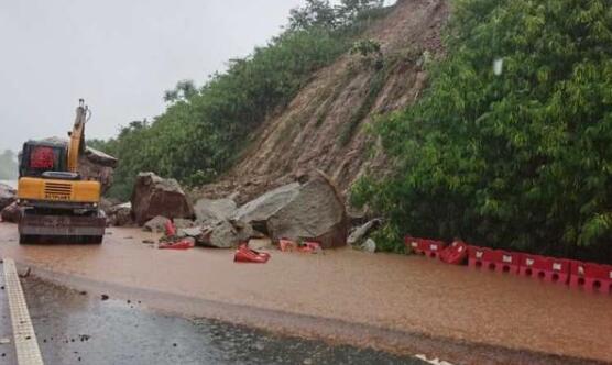重庆三环江綦高速多处路段滑坡 目前交通中断暴雨还在持续