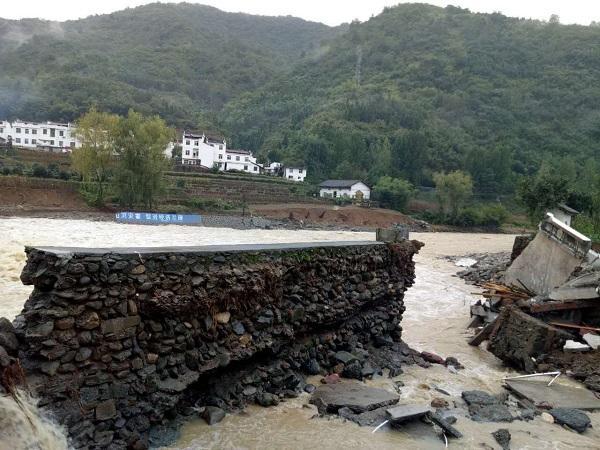 陕西安康多地遭遇汛灾近2万人转移 5人死亡4人失踪