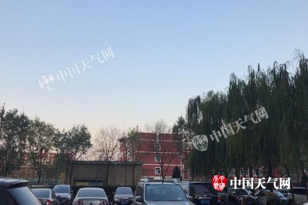 强冷空气袭北京阵风可达七八级 气温下降“冻住”周末