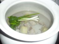 甘蔗胡萝卜菌菇排骨汤的做法步骤3