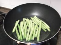 豆角榄菜炒肉的做法步骤2