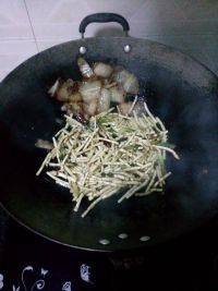 折耳根炒腊肉的做法步骤6